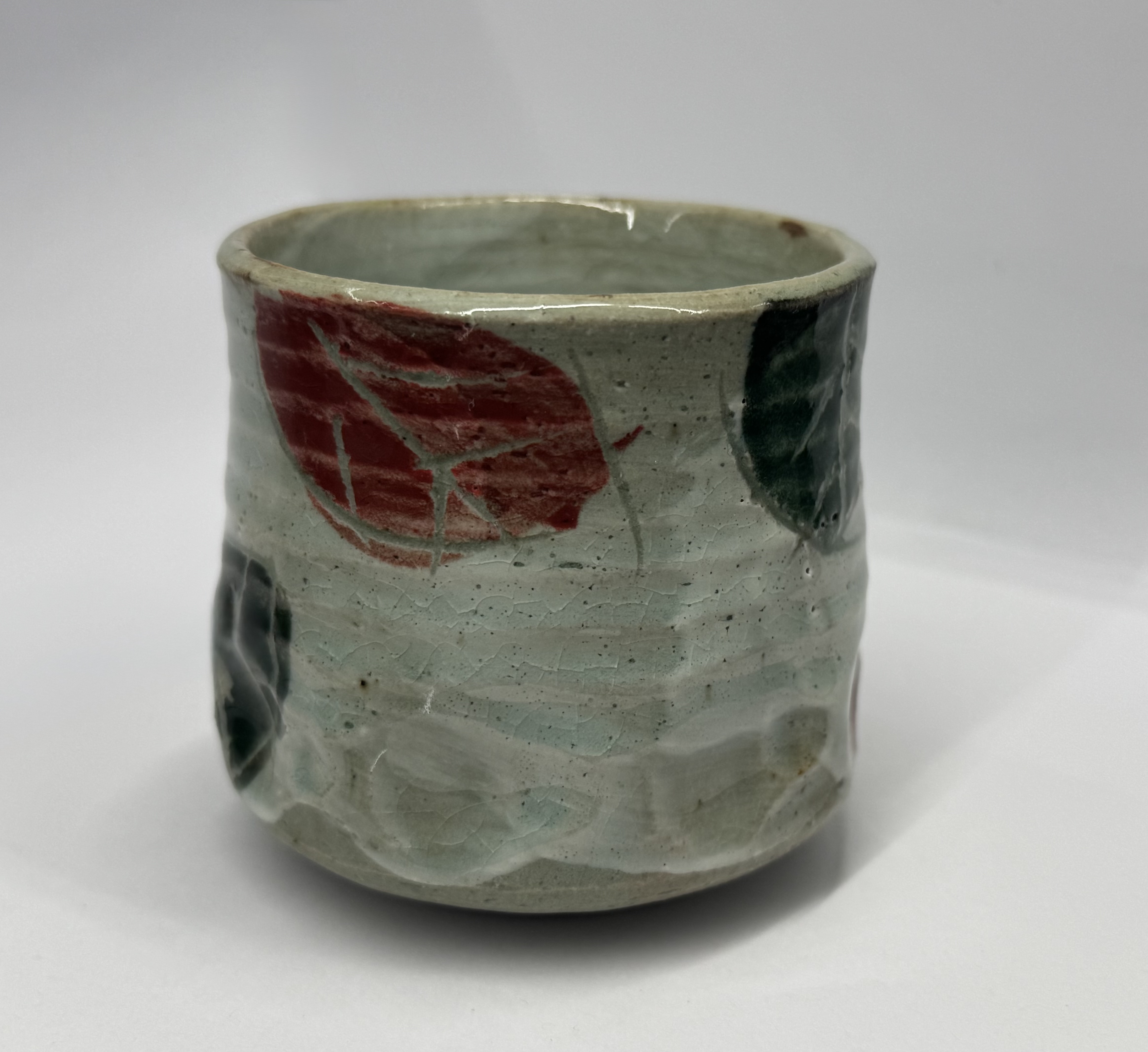 Tasse mit Blättern