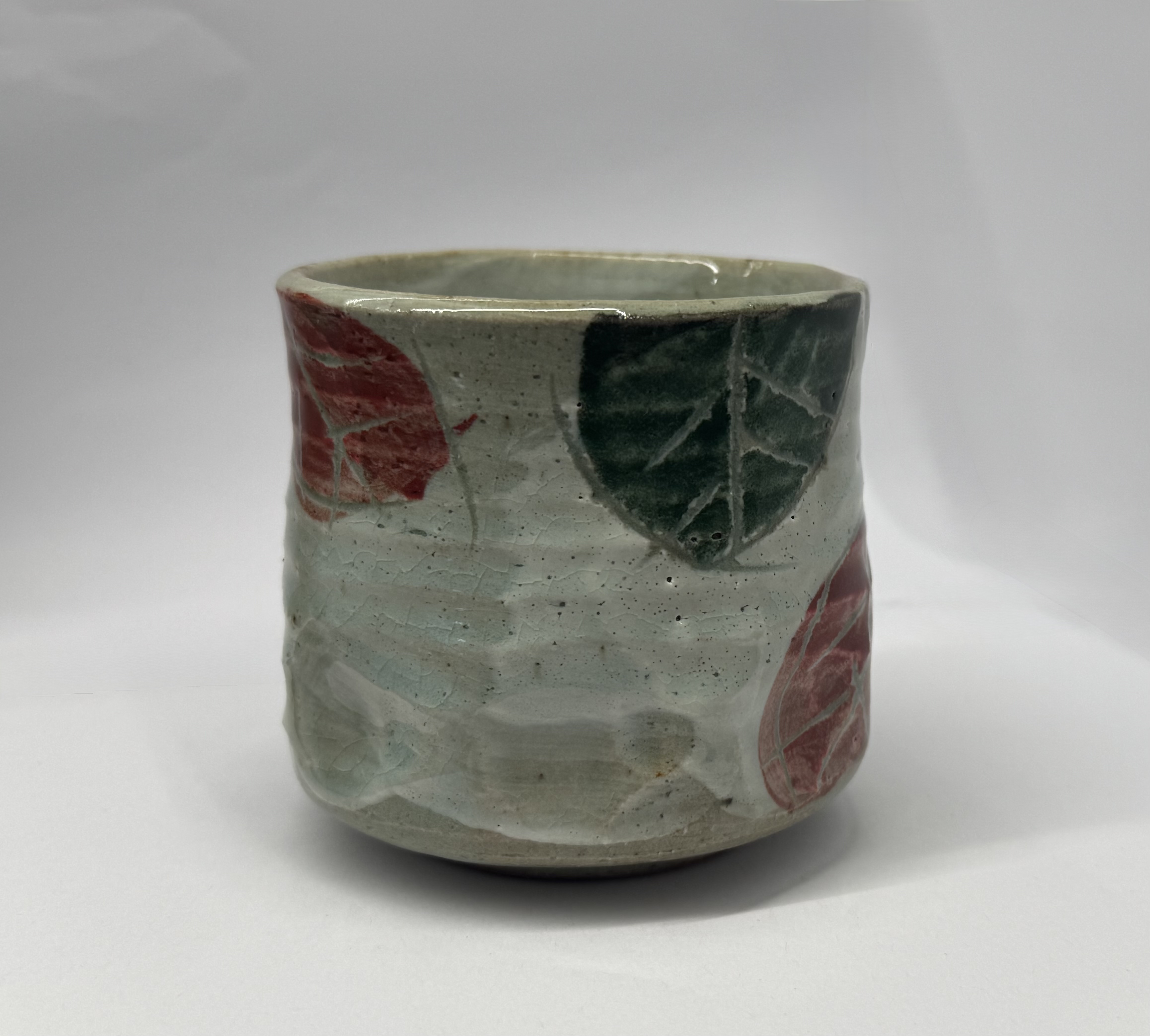 Tasse mit Blättern